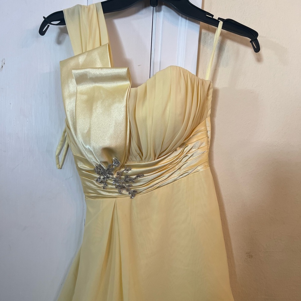 Yellow off the shoulder mini dress size 0. Never been worn.